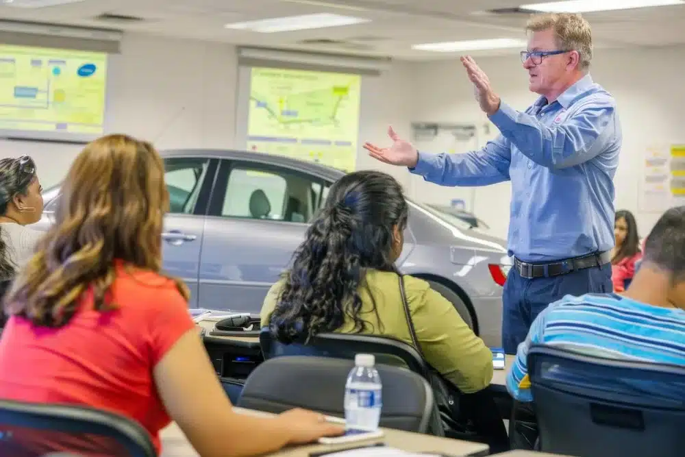 personas asisten aula autoescuela taller mantenimiento vehiculo