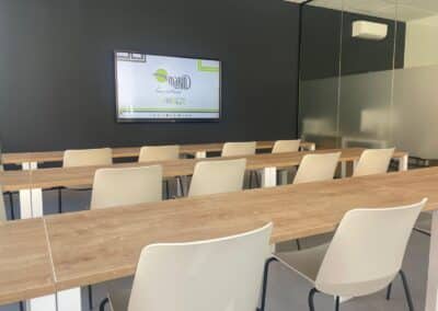 aula de la autoescuela con mesas y sillas