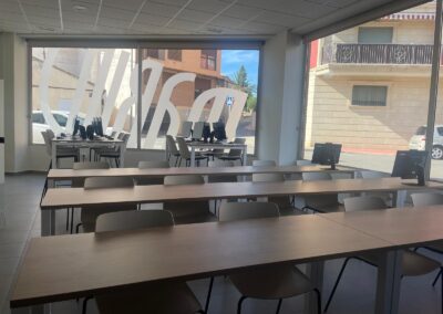 clase con paredes de cristal