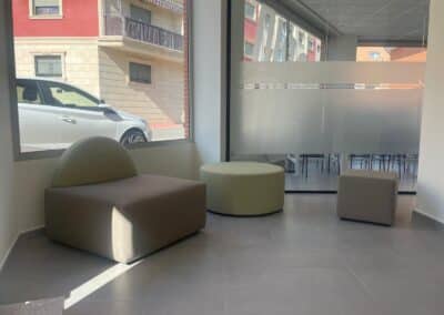sala de espera con puffs